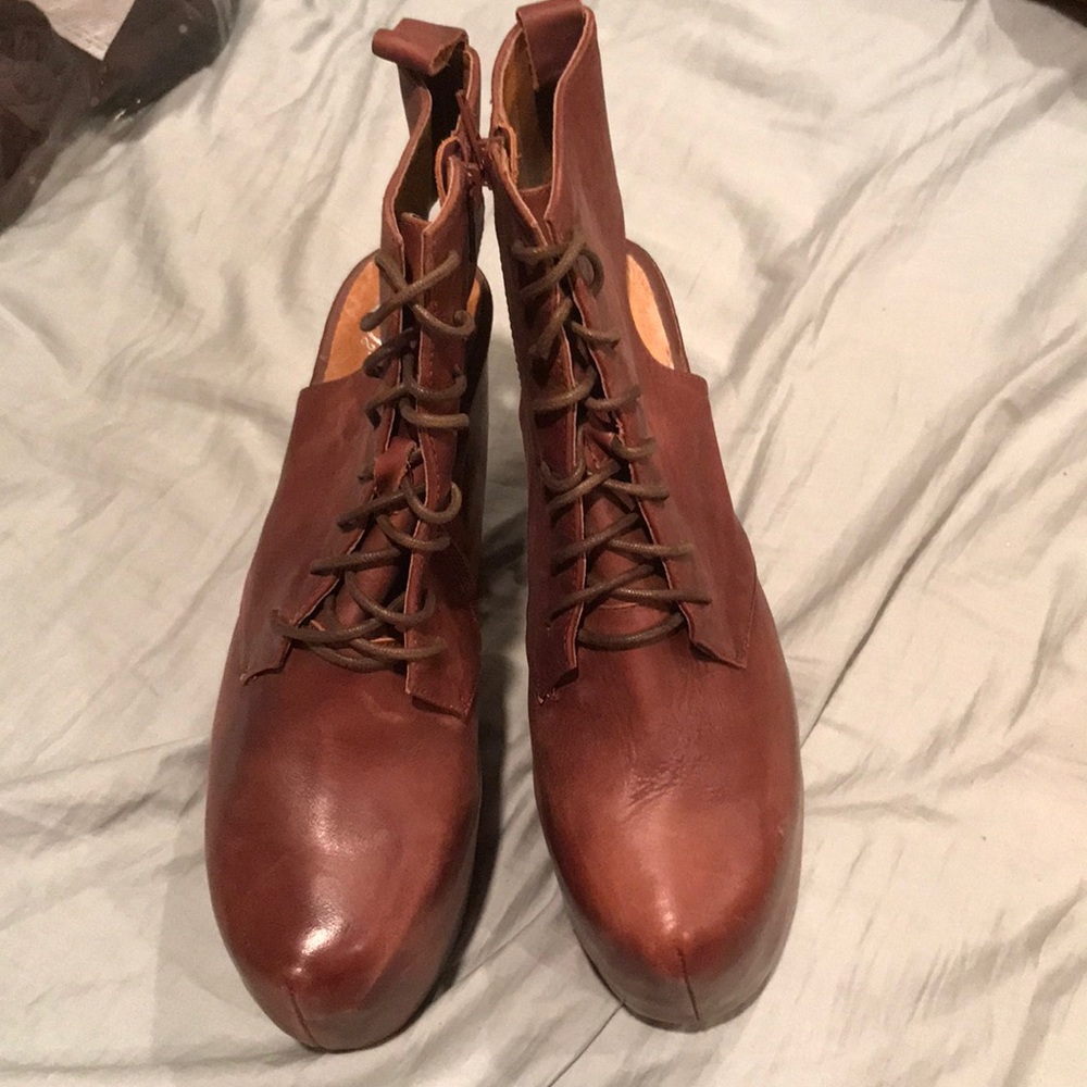 Jeffrey Campbell’s LANA platform new Havana last